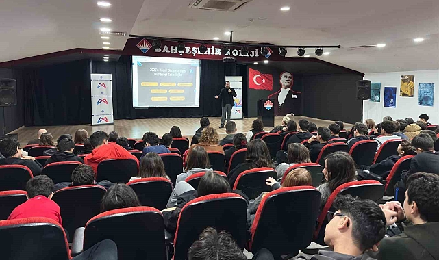 Mersin'de öğrencilere geleceğin meslekleri tanıtılıyor