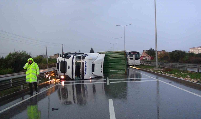 Mersin'de yağış nedeniyle kontrolden çıkan tır bariyere çarpıp devrildi