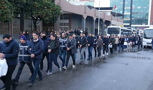 Mersin'deki rüşvet operasyonu zanlıları adliyeye sevk edildi