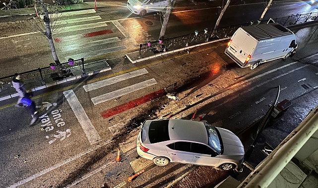 Minibüs park halindeki otomobile çarptı