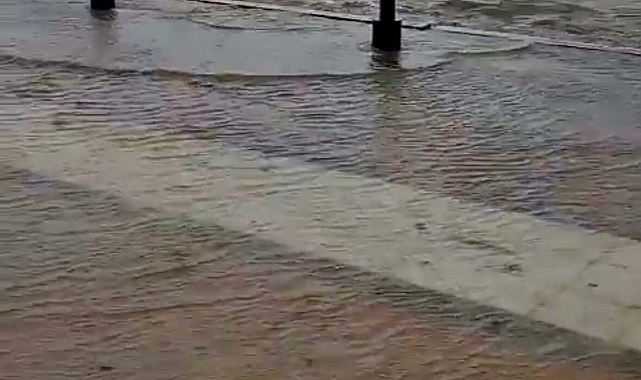 Muğla'da sağanak: Dere ve göl taştı, yollar göle döndü