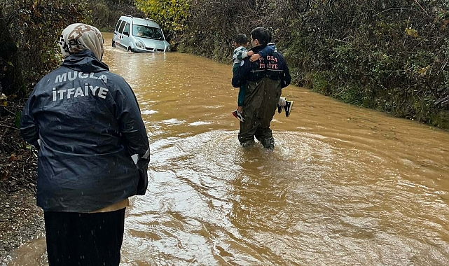 Muğla'da sağanak yağmurda yolda mahsur kalan 4 kişilik aileyi itfaiye kurtardı