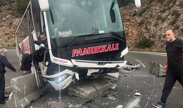 Muğla'da yolcu otobüsü beton bariyere çarptı: 5 yaralı