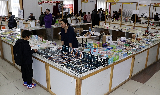 Öğrencilerin yazdığı kitap, fuarda okuyucuyla buluştu