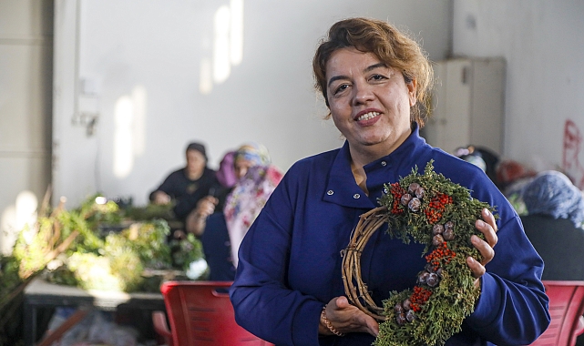 Orman atıklarından oluşan Noel çelenklerinde yoğun mesai