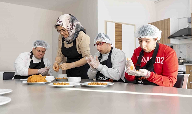 Özel bireyler, Mutfak Atölyesi'nde yemek pişirmeyi öğreniyor