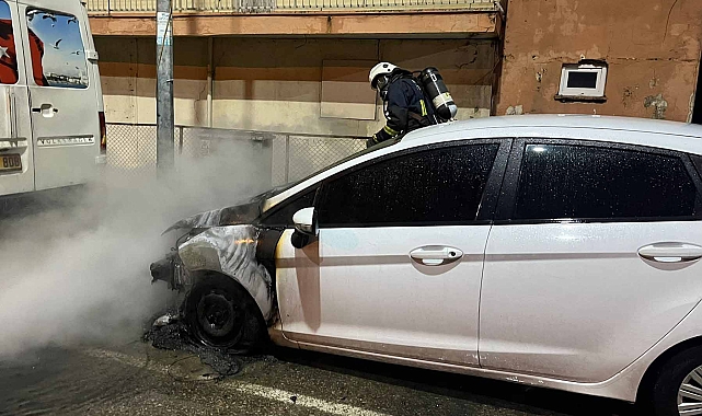 Park halindeki otomobil yandı