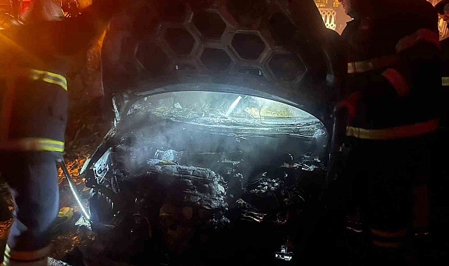 Park halindeki otomobilin motoru alev aldı, geriye demir yığını kaldı