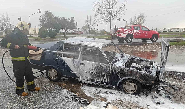 Park halindeki Tofaş, şiddetli yağmura rağmen yanarak kullanılamaz hale geldi