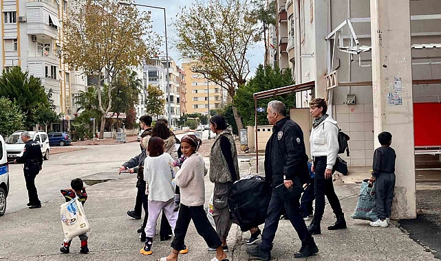 Pazar yerini mesken tuttu, polis müdahale edince öfkesini aracından çıkardı