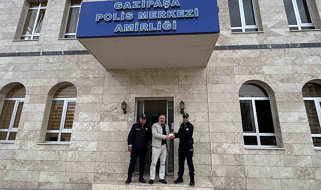 Polis ekipleri buldukları 30 bin 200 TL'yi sahibine teslim etti