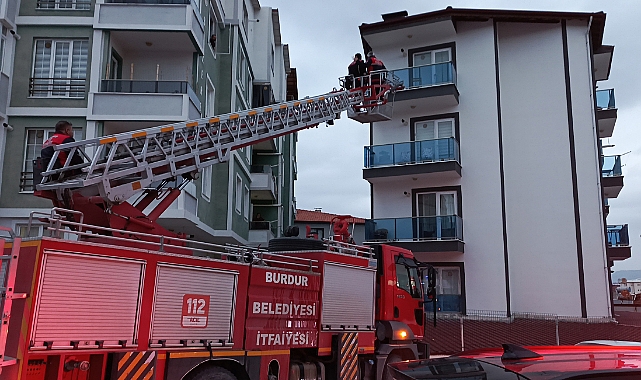 Polisin Balkondan Girdiği Dairede Baygın Bulundu