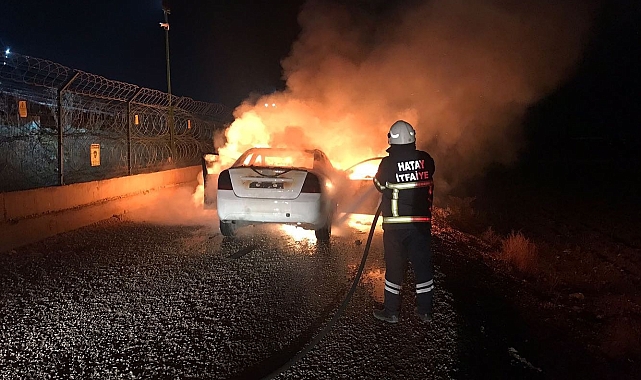 Reyhanlı'da çıkan yangında otomobilde maddi hasar oluştu