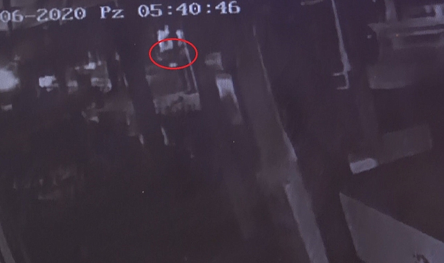 Takla atan araçtan gençleri yola savuran kaza güvenlik kamerasında