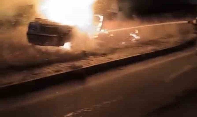 Tarsus'ta aydınlatma direğine çarpan otomobil alev alev yandı