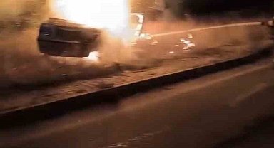 Tarsus'ta aydınlatma direğine çarpan otomobil alev alev yandı