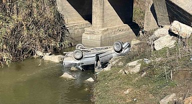 Tarsus'ta otomobil kanala düştü: 1 yaralı