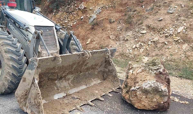 Tarsus'ta yola düşen kayaları belediye kaldırdı