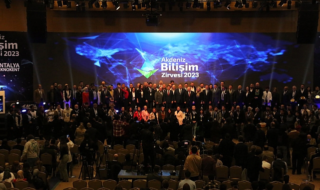 Türk astronot Akdeniz Bilişim Zirvesi'nde