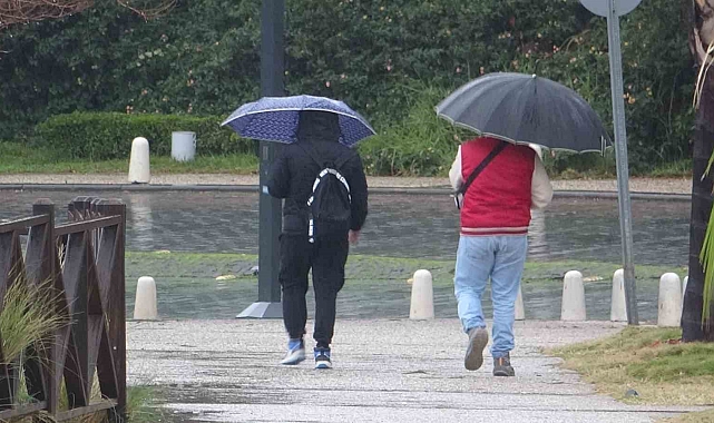 Turuncu kodla uyarılan Antalya güne yağışla başladı