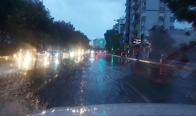 Yağmur Yolları Göle Çevirdi
