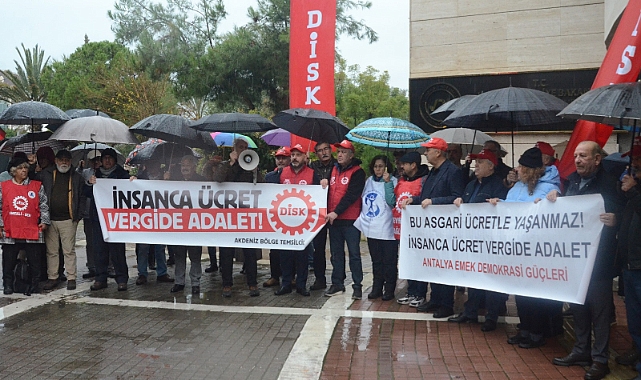 Yağmura Rağmen DİSK’ten Asgari Ücret Tepkisi