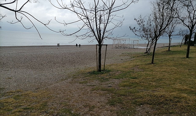 Yağmurlu Hava Konyaaltı Sahilini Boşalttı