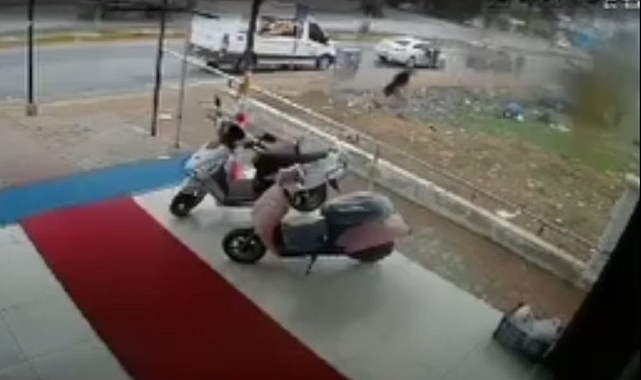 Yoldan çıkan otomobil kaldırımdaki bebek arabalı yayalara çarptı: 3 yaralı