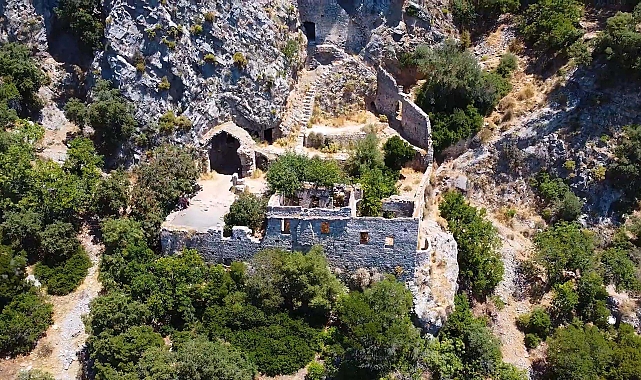 Afkule Manastırı, tarihi dokusu ve manzarasıyla ilgi çekiyor