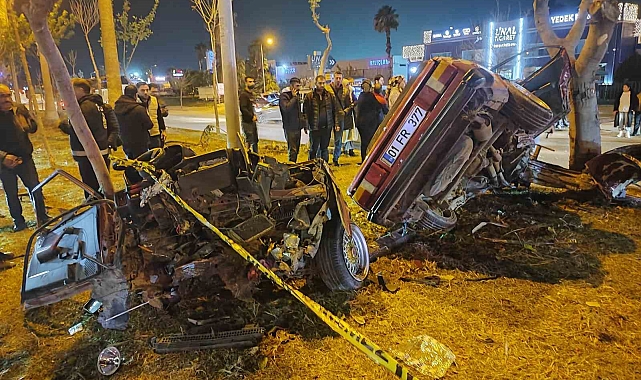 Ağaçlara çarpan otomobil ikiye ayrıldı: 1 ölü, 2 yaralı