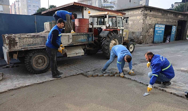 Akdeniz'de yol ve kaldırım yenileme çalışmaları sürüyor