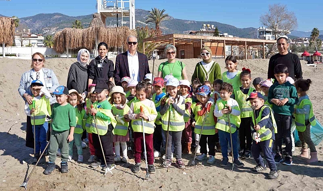 Alanya Belediye Başkanı Özçelik, çocuklar ile sahili temizledi