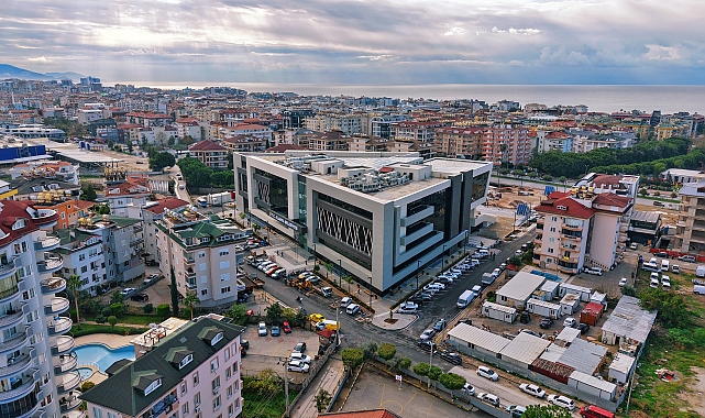 Alanya Belediyesi yeni binasında hizmete başladı