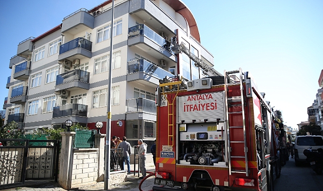 Alanya'da 4 katlı binada çıkan yangında mahsur kalan 5 kişi kurtarıldı