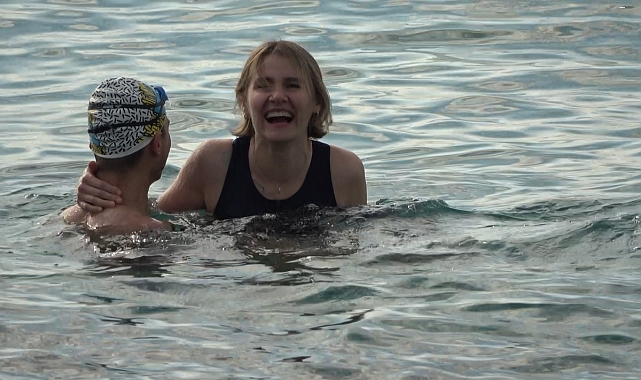 Alanya'da turistler sıcak havanın keyfini plajda çıkardı