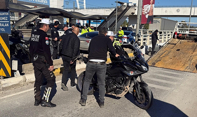 Alkollü Sürücünün Sıkıştırdığı Motosikletli Polis, Yaralandı