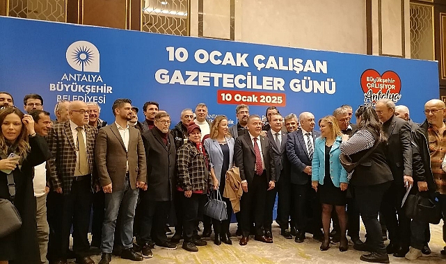 Antalya Büyükşehir Belediye Başkanı Muhittin Böcek’ten Gazetecilere Anlamlı Kutlama
