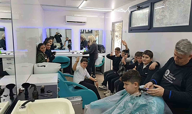 Antalya Büyükşehir'den taşımalı Mobil Kuaför Tırı öğrencilerin hizmetinde