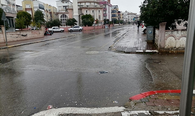 Antalya’da Sağanak Yağış Kenti Olumsuz Etkiledi
