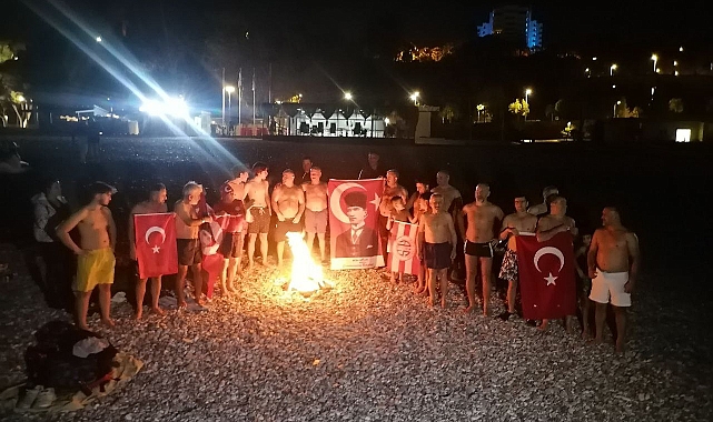 Antalya’da Yılbaşı Geleneği: 00.00’da Denize Girdiler