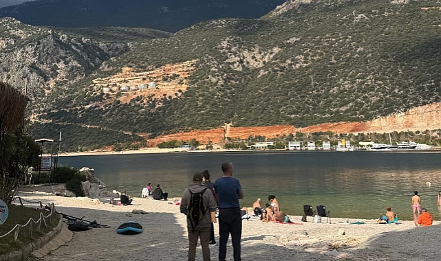 Antalya Kaş'ta Vatandaşlar Denizin Tadını Çıkarttı