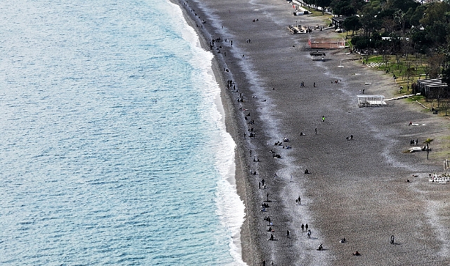 Antalya sahillerinde yeni yılın ilk hafta sonunda yoğunluk yaşandı