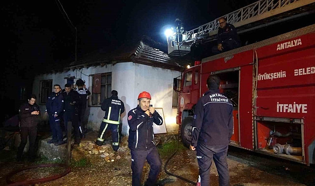 Antalya'da Gecekonduda Korkutan Yangın