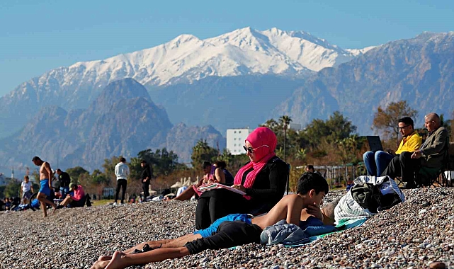 Antalya'da karla kaplı dağların gölgesinde deniz ve güneş keyfi