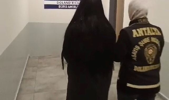 Antalya'da kendilerini polis olarak tanıtıp 575 bin lira dolandıran 2 şüpheli tutuklandı