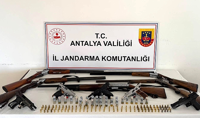 Antalya'da ruhsatsız 5 tabanca ve 5 av tüfeği ele geçirildi
