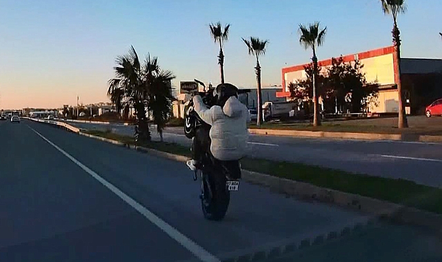 Antalya'da tehlikeli motosiklet sürüşü kameralara yansıdı