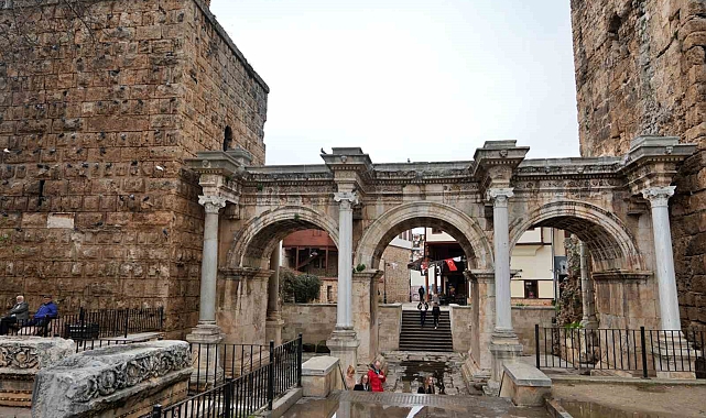 Antalya'nın simgesi Hadrianus Kapısı'nda güvercinler ve tarih iç içe