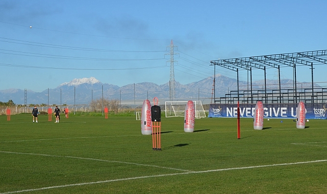 Antalya'ya FIFA standartlarında 5 futbol sahası daha kazandırıldı