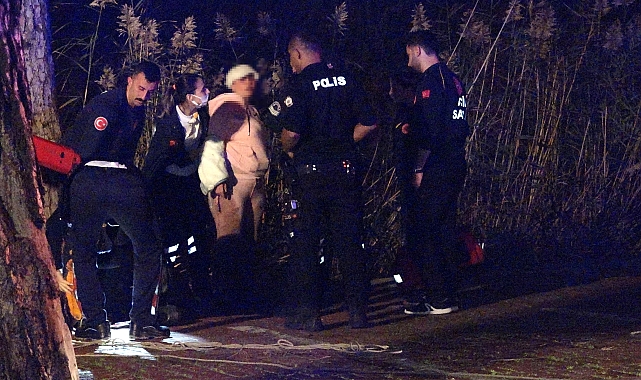 Bataklıkta 4 saat mahsur kalan kadın vinçle kurtarıldı